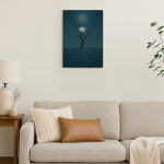 ソファ上の壁に飾られたA3サイズの額無しキャンバス写意画。夜の海に咲く白い花を描いた幻想的な絵画。
