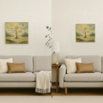 ナチュラルなリビングに飾られた写意画、S6サイズとS4サイズの額なしキャンバス作品を比較。ソファ上の壁にそれぞれ展示され、サイズ感の違いが分かる。