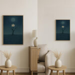 同じリビング空間に、月夜の海に咲く花を描いた写意画をA2サイズとA3サイズの額に入れて飾り、サイズ感の違いを比較しているインテリア