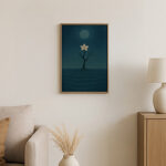 リビングの壁にA3サイズの額入り写意画が飾られ、ソファや観葉植物と調和した落ち着いた空間