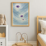 子供部屋のベッド横に飾られた紫の花の写意画とぬいぐるみ、温かい雰囲気のインテリア