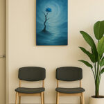 医院の待合室に、ブルーの花を描いた写意画キャンバスが額無しで壁に飾られている様子。