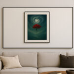 白いソファの上の壁に、黒縁の額縁に収められた赤い花の写意画「無根樹」が飾られている洋室のインテリア