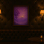 クラブのラウンジに写意画が照明に浮かび上がるように飾られている様子